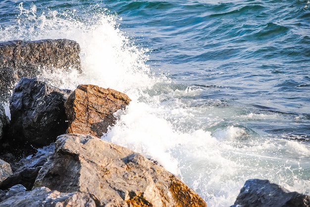 Onde potenti battono contro una costa rocciosa