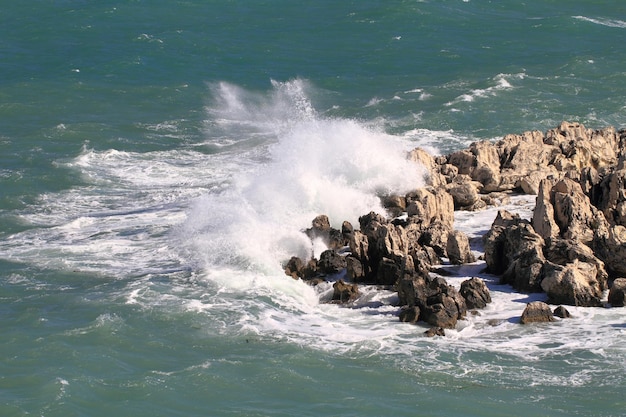 Onde potenti che si infrangono su una spiaggia rocciosa