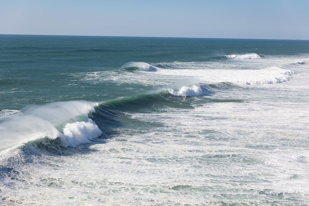 Onde schiumose del mare sulla riva