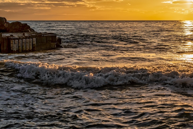 Onde schiumose del mare vicino al molo