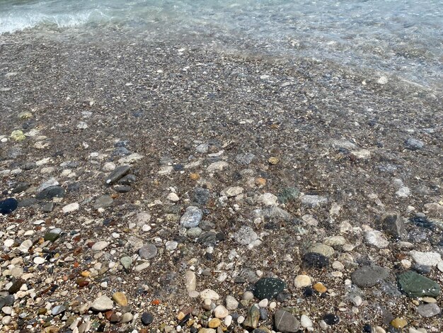 Onde scintillanti nel Mar Baltico sulla riva del quale ci sono molte piccole pietre