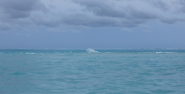 onde sull'acqua turchese nell'oceano e nel cielo con le nuvole