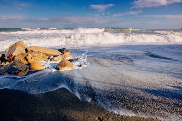 Onde sulla costa del mare