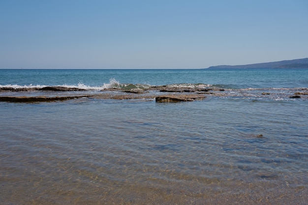 Onde sulla costa di pietra di Creta