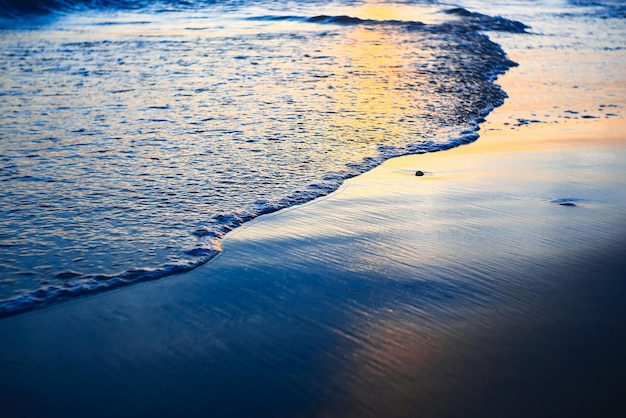 Onde sulla spiaggia ai tropici