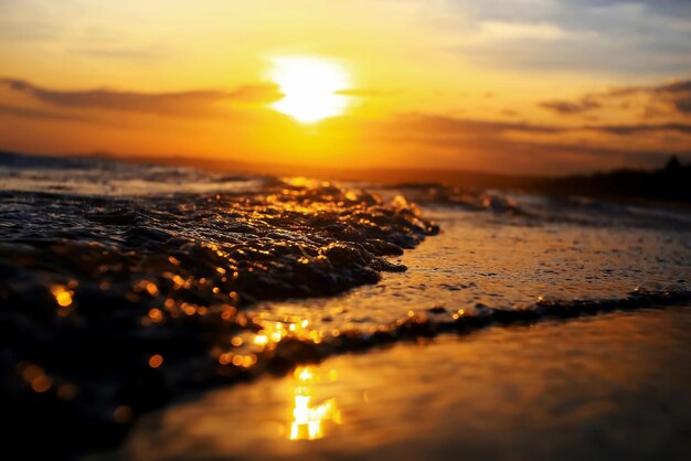 Onde sulla spiaggia ai tropici