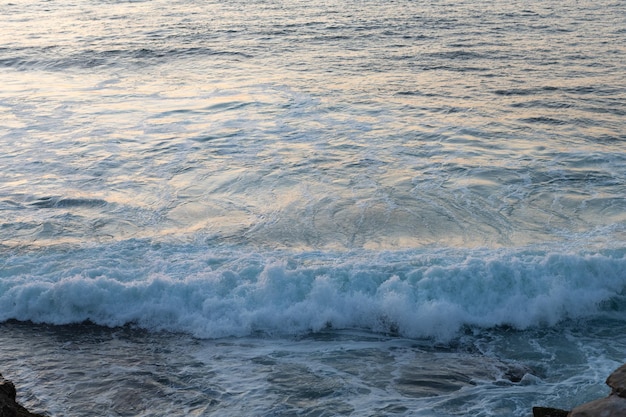 Onde sulla spiaggia dell'acqua del mare o dell'oceano, estate.