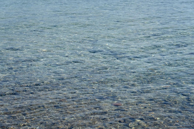 Onde sulla superficie del mare tropicale turchese