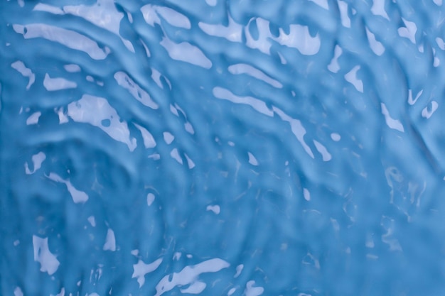 Onde sulla superficie dell'acqua Onde di rilievo acqua vista dall'alto Ciano blu trasparente