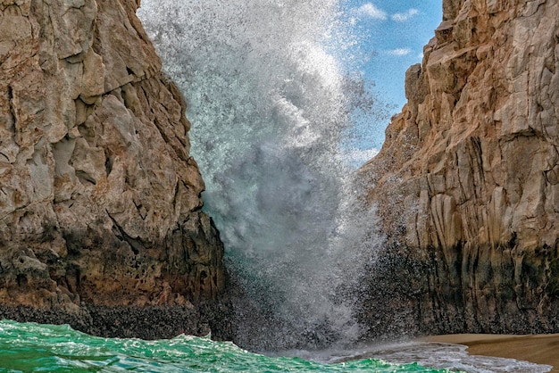 Onde sulle rocce laviche a cabo san lucas in messico