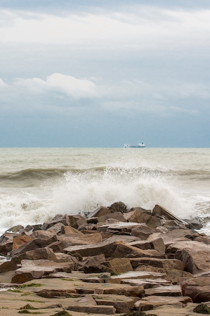 Onde sulle rocce