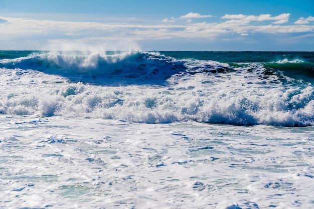 Onde turchesi con schiuma nel Mar Nero