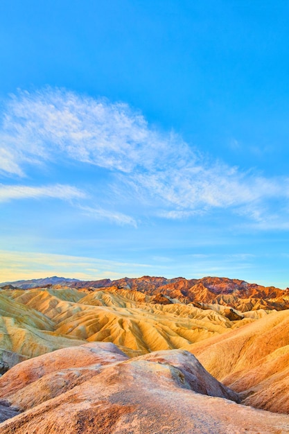 Onde vibranti di colore nella Valle della Morte attraverso le montagne