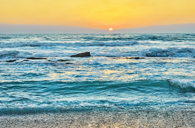 Ondulato Mar Mediterraneo al tramonto