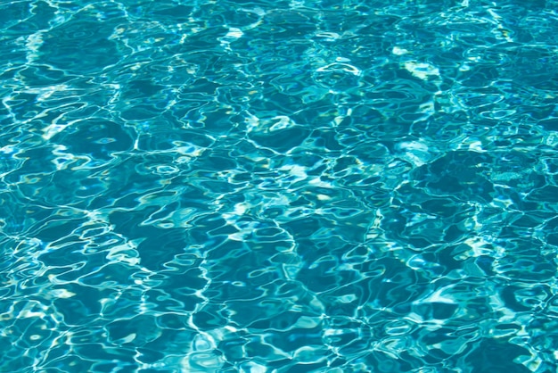 Ondulazione astratta dell'onda e chiara superficie dell'acqua turchese nell'onda dell'acqua blu della piscina per backgrou