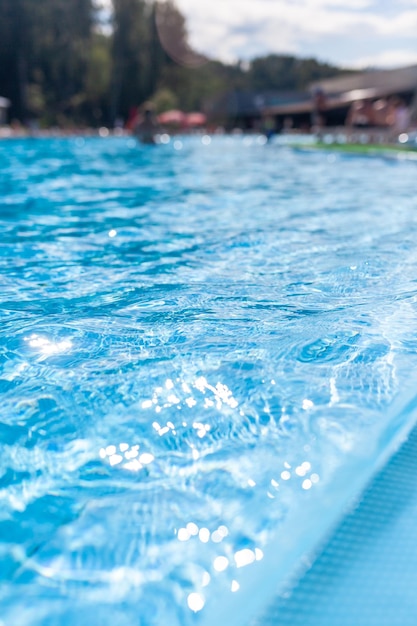 Ondulazione di fondo dell'acqua e flusso con le onde Piscina estiva blu