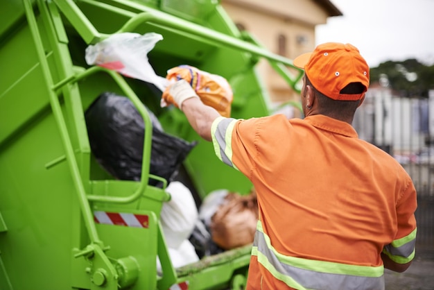 One mans cestino Ritagliata immagine di un lavoratore della raccolta dei rifiuti