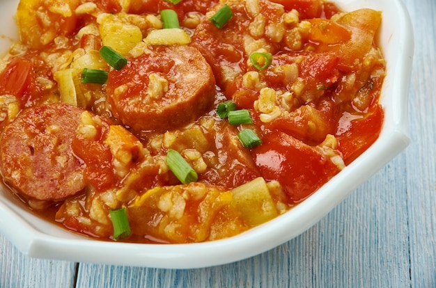 One Pot Jambalaya, ricetta facile e veloce per la cena della settimana con salsiccia andouille e condimento piccante Cajun.