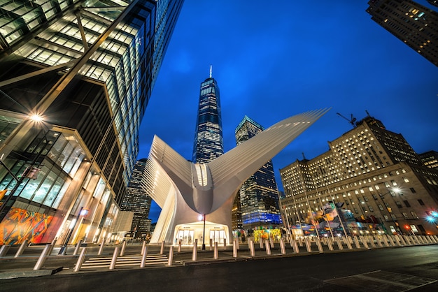 One World Trade Center e Oculus Transportation Hub ingresso al crepuscolo nella parte bassa di Manhattan