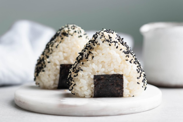 Onigiri con tonno spuntino tradizionale giapponese focalizzazione selettiva