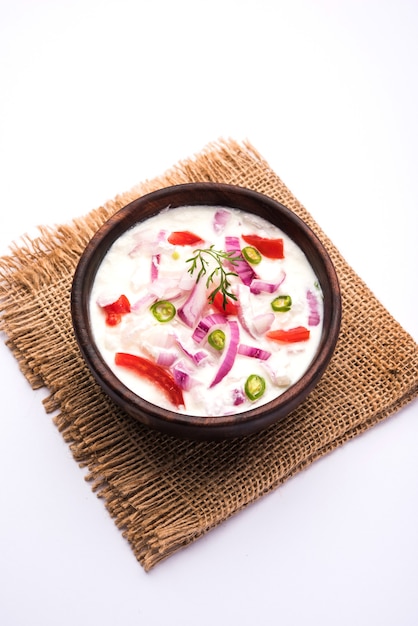 Onion Raita orpyaj o kanda Koshimbir o insalata indiana è un condimento del subcontinente indiano, fatto con dahi o cagliata