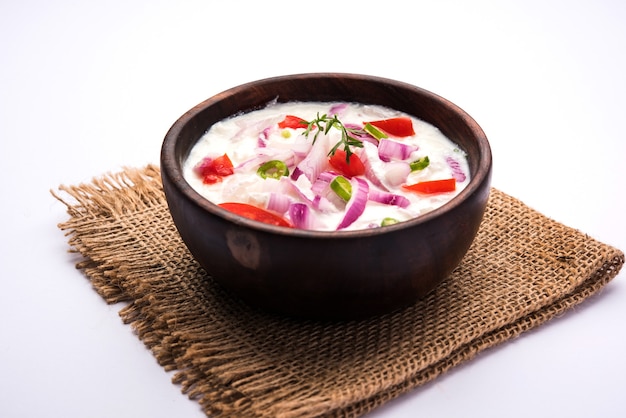 Onion Raita orpyaj o kanda Koshimbir o insalata indiana è un condimento del subcontinente indiano, fatto con dahi o cagliata