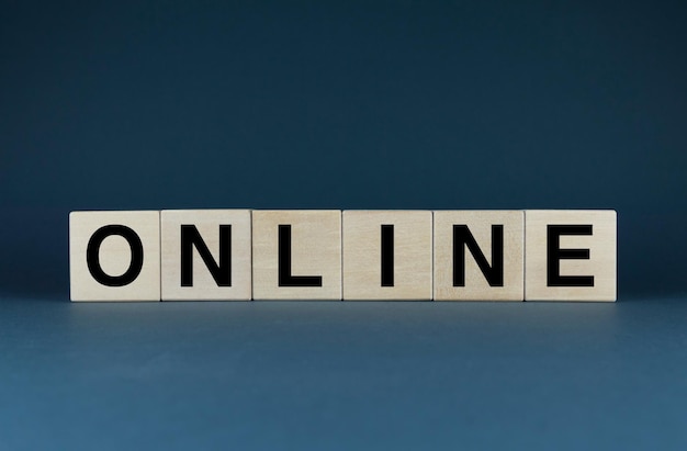 Online Cubes forma la parola Online L'ampio concetto della parola Online