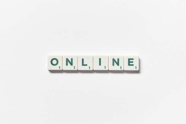 Online formato da tessere scrabble su sfondo bianco