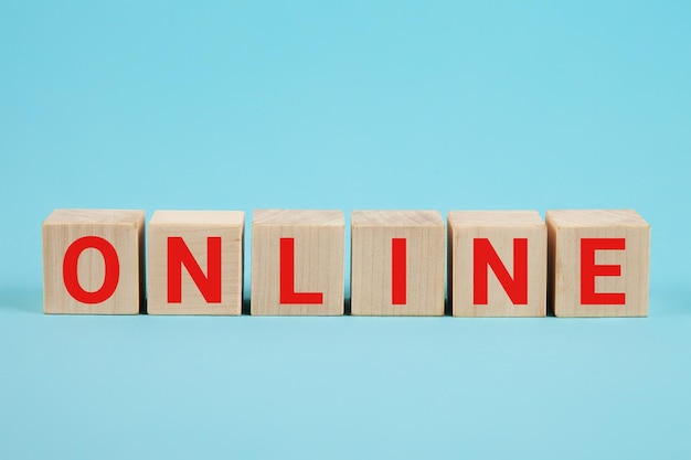 Online una parola da blocchi di legno con lettere concetto di business in crescita online la frase online mad