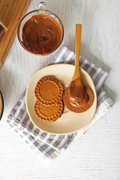 Onplate di cioccolato fuso su fondo di legno