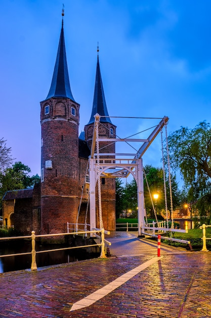 Oostport cancello orientale di delft di notte delft paesi bassi