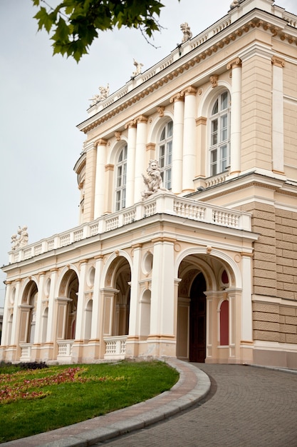 Opera House a Odessa e nuvole cielo sullo sfondo