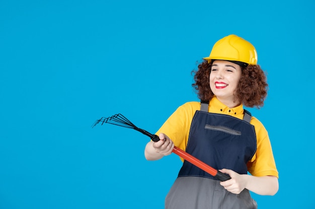 Operaia in uniforme gialla su blu