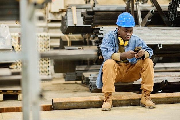 Operaio africano che riposa dopo il lavoro