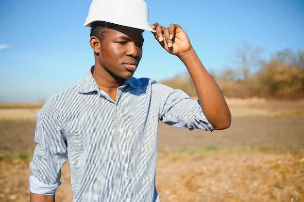 Operaio afroamericano con un casco da cantiere