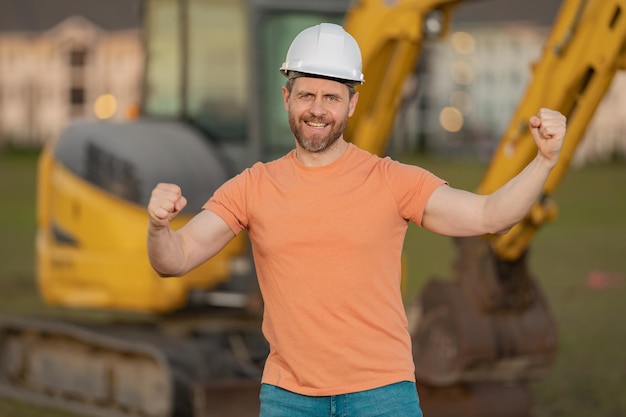 Operaio al costruttore del cantiere in elmetto protettivo uomo di costruzione con il casco operaio alla costruzione w