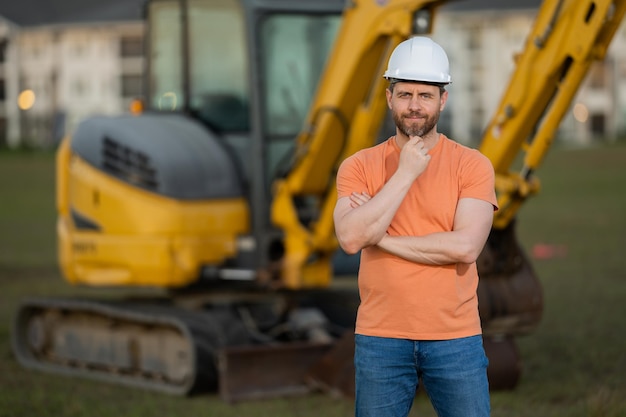 Operaio al costruttore del cantiere in elmetto protettivo uomo di costruzione con il casco operaio alla costruzione w