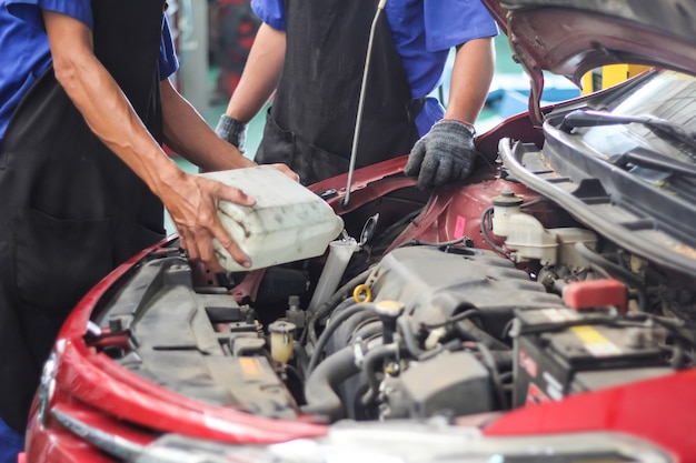 Operaio automobilistico di riparazione auto di manutenzione.