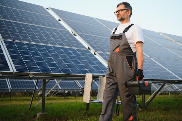 Operaio che installa pannelli solari all'aperto