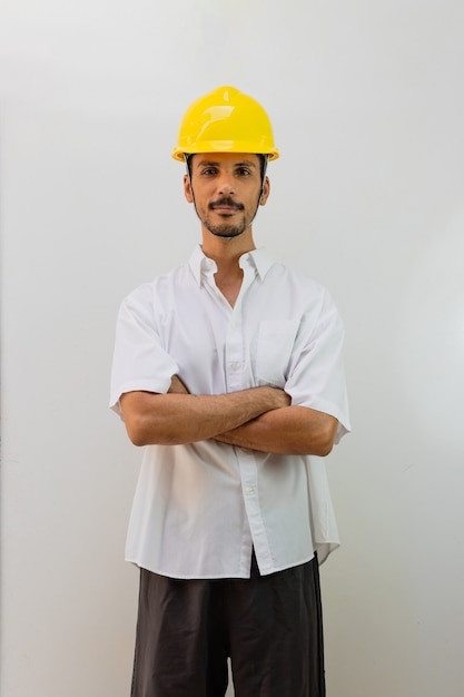 Operaio con casco isolato su sfondo bianco. Uomo nero in un casco con varie espressioni.