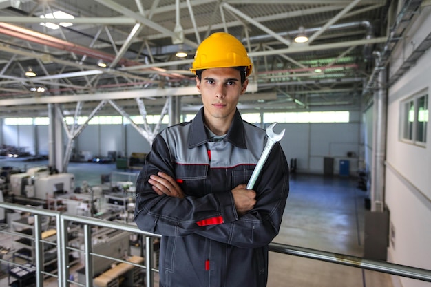 Operaio con chiave presso la fabbrica di CNC