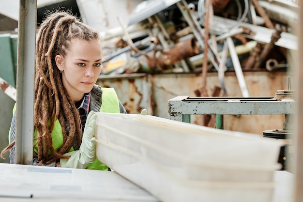 Operaio dell'impianto di recupero materiali