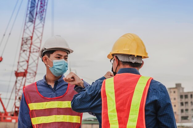 Operaio dell'ingegnere che lavora alla costruzione del sito