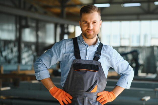 Operaio di fabbrica Uomo che lavora sulla linea di produzione