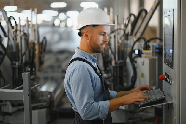 Operaio di fabbrica Uomo che lavora sulla linea di produzione