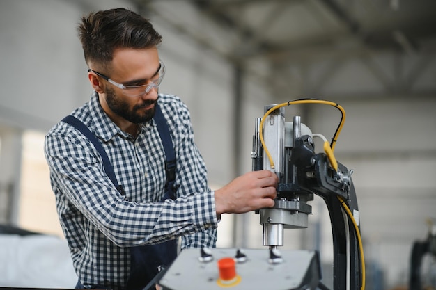 Operaio di fabbrica Uomo che lavora sulla linea di produzione