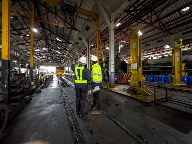 Operaio di ingegneria professionale Controllo di manutenzione del controllo di qualità dell'uomo in fabbrica