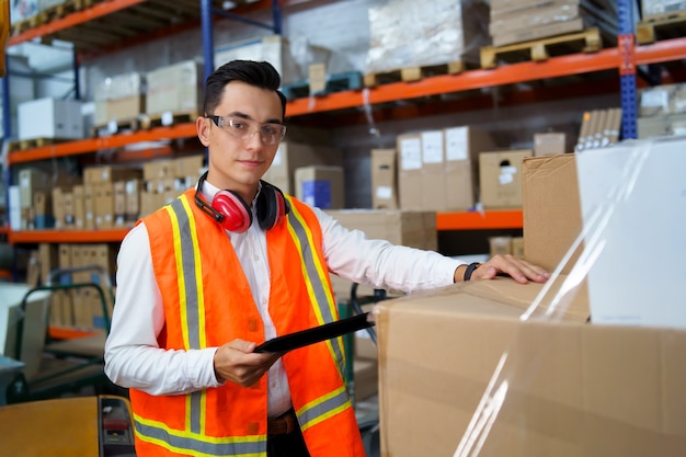 Operaio di magazzino logistico