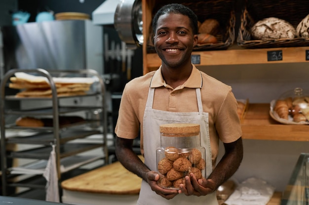 Operaio di panetteria sorridente