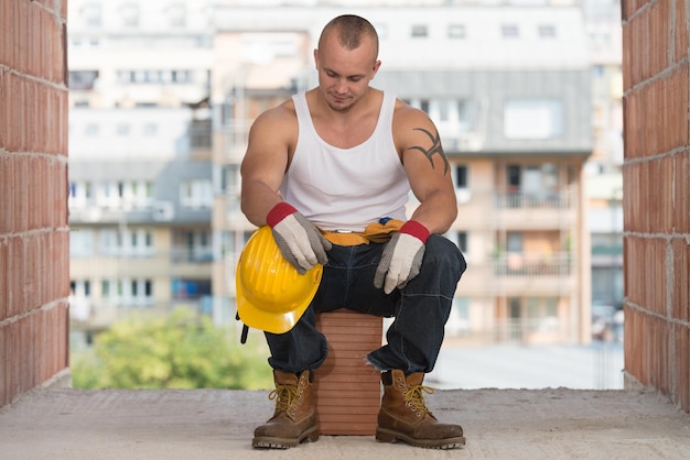 Operaio edile che si rilassa l'aria fresca durante il lavoro